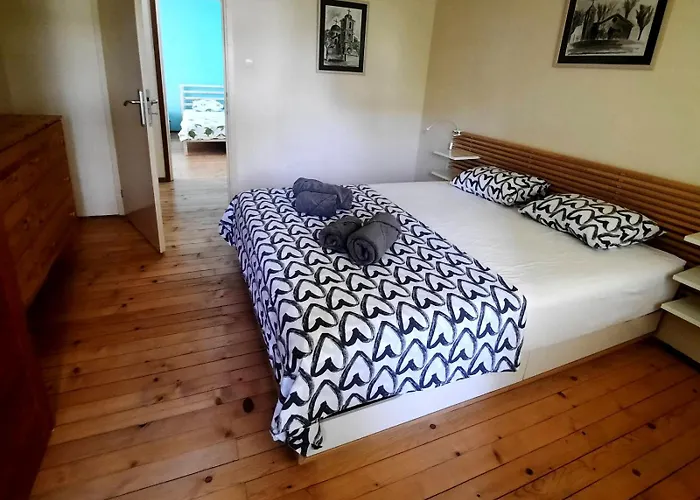 Spacious 3 Bedroom Apartment, Close To Metro Station