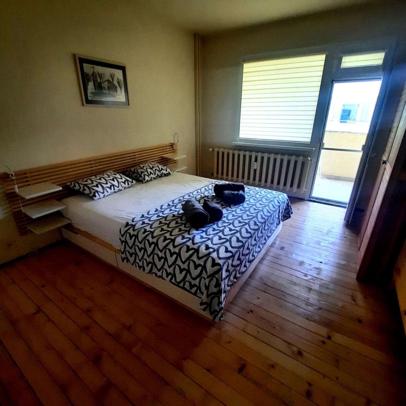 Spacious 3 Bedroom Apartment, Close To Metro Station Appartamento