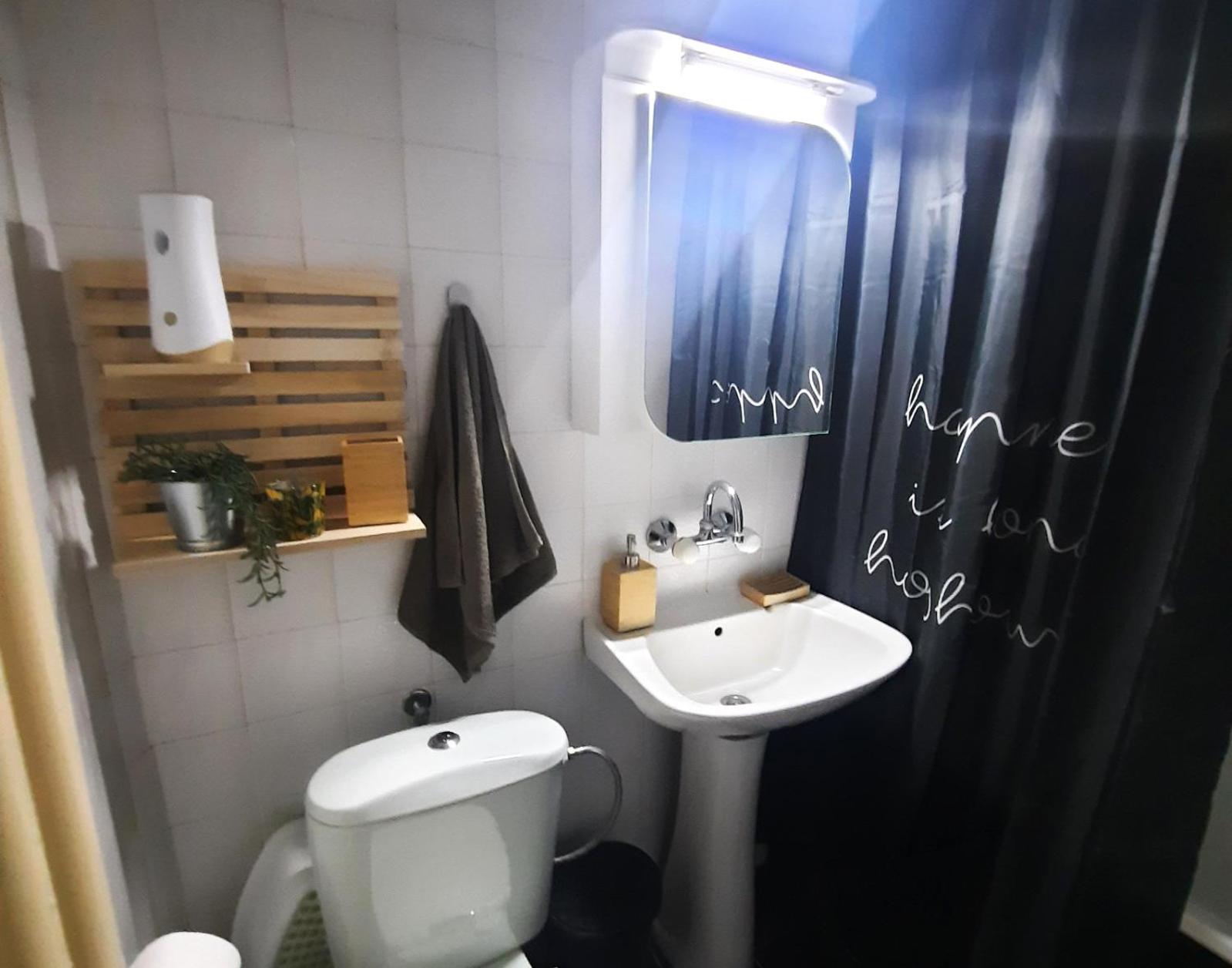 Spacious 3 Bedroom Apartment, Close To Metro Station *