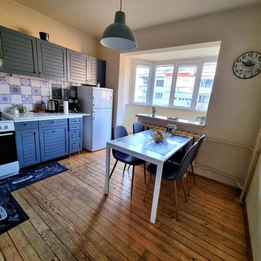 Spacious 3 Bedroom Apartment, Close To Metro Station Appartamento