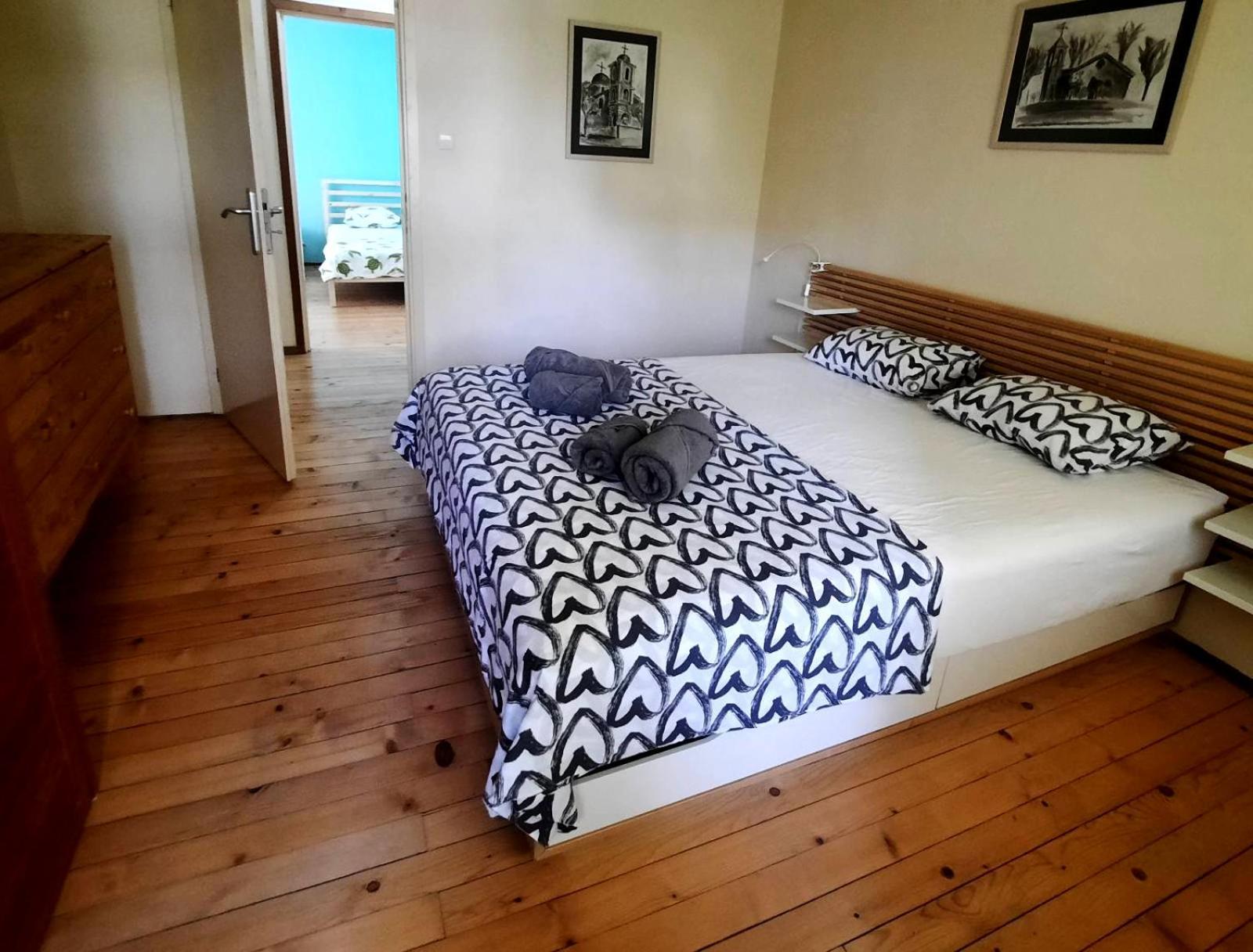 Spacious 3 Bedroom Apartment, Close To Metro Station