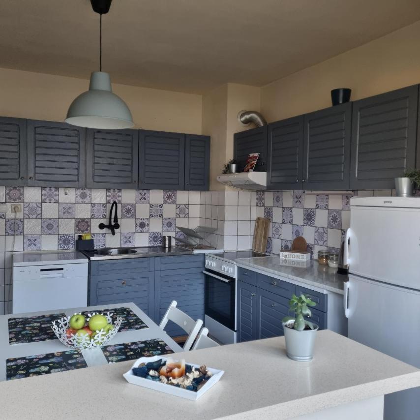 Apartment Spacious 3 Bedroom Apartment, Close To Metro Station *